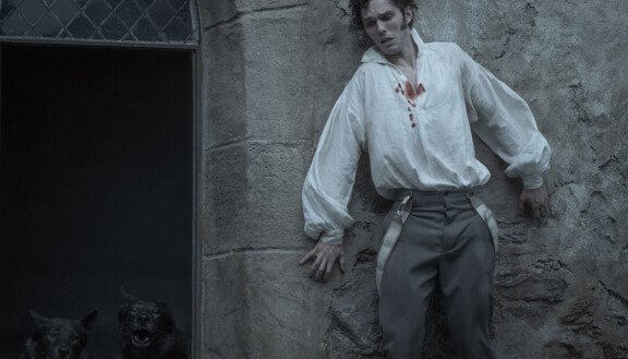 Nicholas Hoult kokee kovia vierailullaan Nosferatun linnassa.