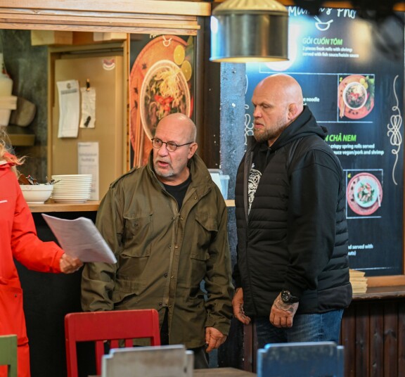 Pojat pänttäsivät kuuliaisesti vuorosanoja.