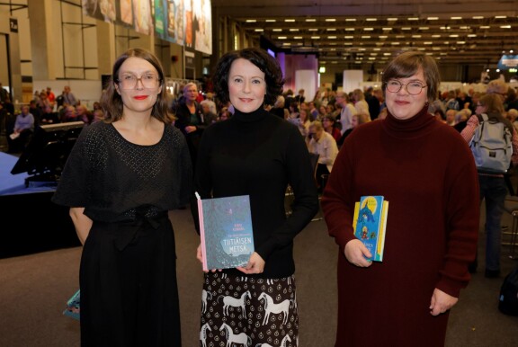 Kirsi Kunnaksen ruonojen lausunta sai Jenni Haukion hymyilemään. Haastateltavina olivat Paula Halkola ja Pilvi Kuitu.