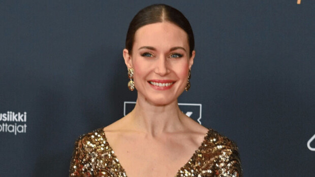 Sanna Marin aiheutti jälleen mylläkän yllätysesiintymisellään - katso kuvat kirpparimekkoon sonnustautuneesta pääministeristä! Sanna Marin