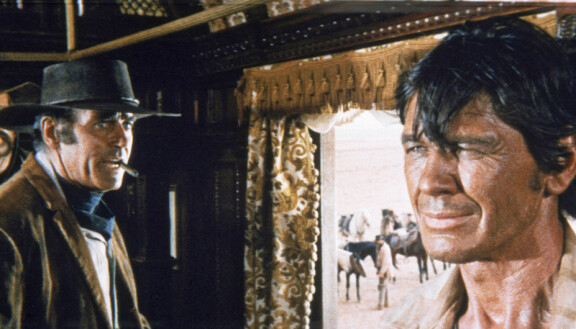 Henry Fonda ja Charles Bronson elokuvassa Huuliharppukostaja.