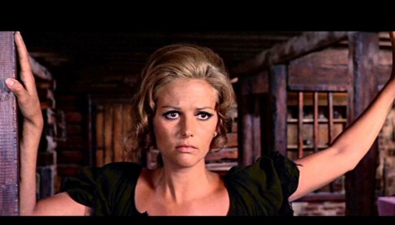 Claudia Cardinale elokuvassa Huuliharppukostaja.