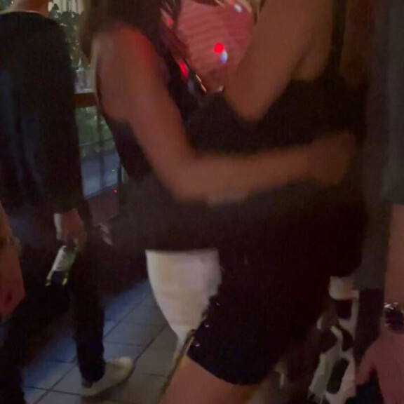 Pääministerin ja missiystävä Sabina Särkän kuuma haarovälitanssi. Sanna Marin