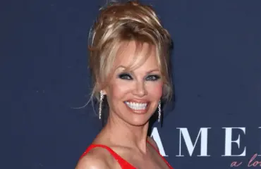 Pamela Anderson paukauttaa kirjassaan jymy-yllätyksen - elämänsä kuumimmat hetket 80-vuotiaan miehen kanssa!