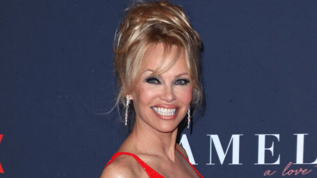 Pamela Anderson paukauttaa kirjassaan jymy-yllätyksen - elämänsä kuumimmat hetket 80-vuotiaan miehen kanssa! Pamela Anderson
