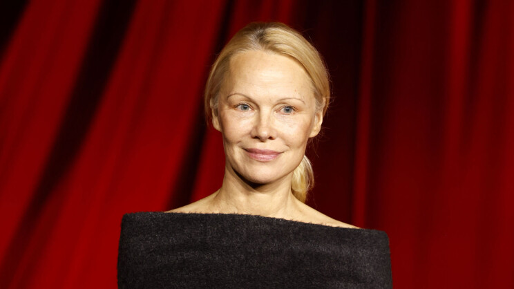 Pamela Anderson rakastui leskeksi jääneeseen Hollywood-tähteen