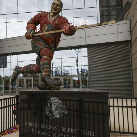Blackhawks-legenda Bobby Hullin patsas komeilee tänäkin päivänä paraatipaikalla Chicagon United Centerin edustalla. Blackhawks-legenda Bobby Hullin patsas komeilee tänäkin päivänä paraatipaikalla Chicagon United Centerin edustalla.