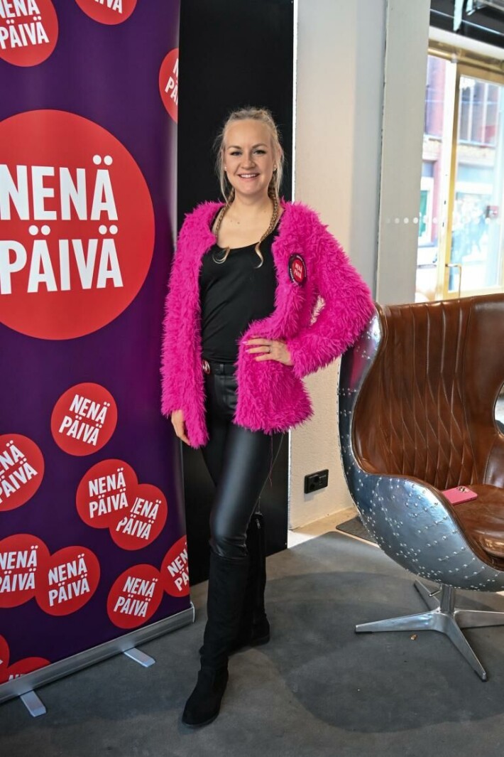 Auri siivoaa ilmaiseksi poikkeuksellisen sotkuisia asuntoja. Usein asukkailla on mielenterveysongelmia, joiden vuoksi kodin siisteys on tyystin laiminlyöty. Auri auttaa ihmisiä aloittamaan kirjaimellisesti puhtaalta pöydältä. Auri Kananen