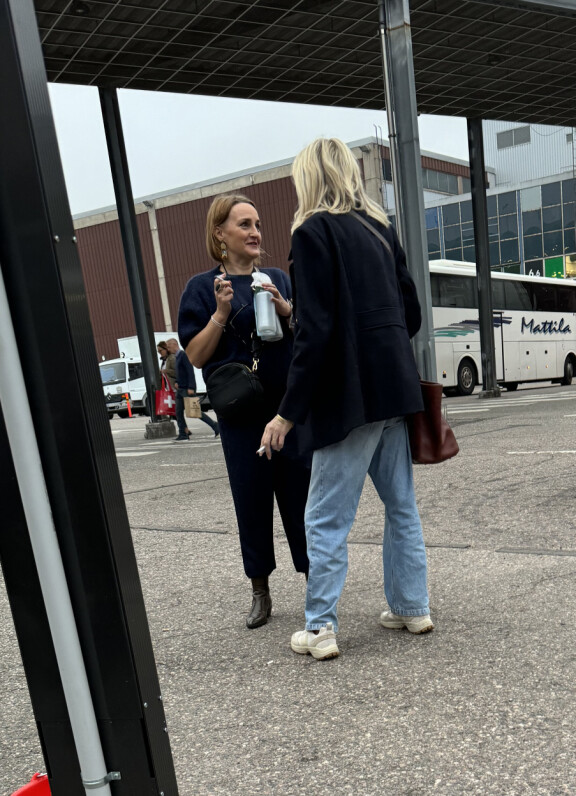 Ystävykset juttelivat hilpeinä messupäivän lomassa.