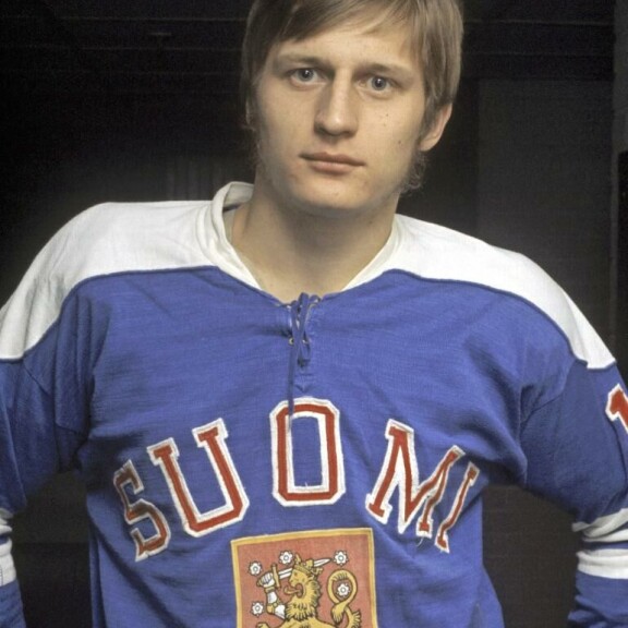 Juhani Tamminen vuosimallia 1971. Muutamaa vuotta myöhemmin Tami lähti valloittamaan Pohjois-Amerikkaa silloiseen WHA-liigaan. Siellä hän kohtasi useasti myös Bobby Hullin. Nuori Juhani Tamminen vuonna 1971. Muutamaa vuotta myöhemmin Tami lähti valloittamaan Pohjois-Amerikkaa silloiseen WHA-liigaan.