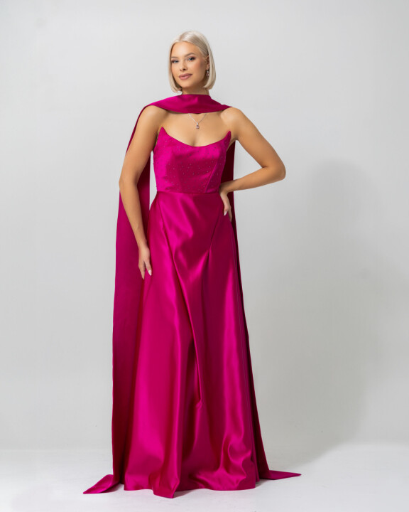 Pinkin iltapuvun on suunnitellut Sofia Suna- Lääperi / Sams Dress & Design