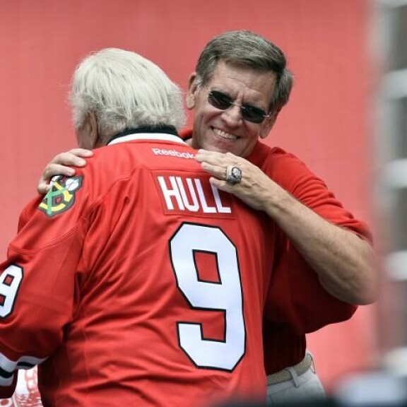 Seuralegenda Bobby Hull osallistui kunniavieraana Chicago Blackhawksin Stanley Cup -juhliin kesällä 2015. Seuralegenda Bobby Hull osallistui kunniavieraana Chicago Blackhawksin Stanley Cup -juhliin kesällä 2019.