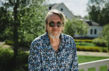 Hector, 77, tarvitsee liikkumiseen tukea