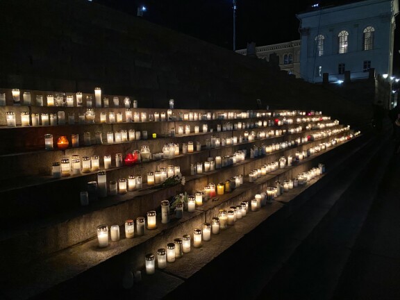 Kynttilöiden meri valaisi Helsingin Tuomiokirkon portaat.