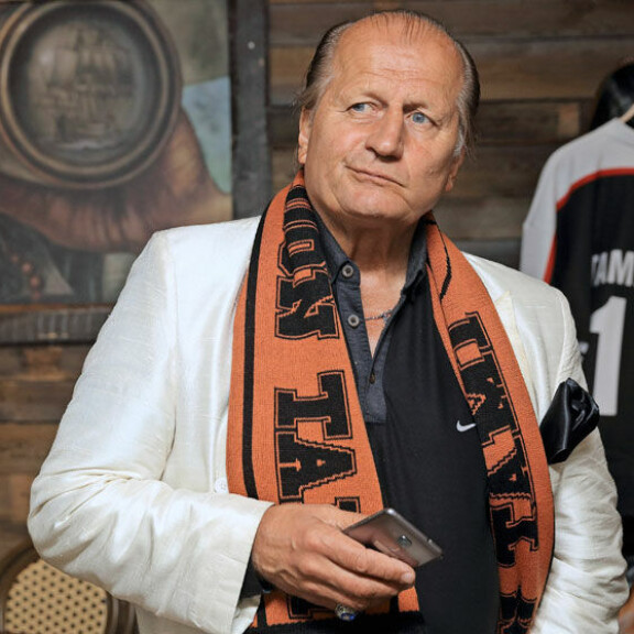 Tieto Bobby Hullin kuolemasta on koskettanut myös Juhani Tammista, joka väänsi ”Kanadan-veljeä” vastaan useasti 1970-luvulla WHA-liigassa. Tieto Bobby Hullin kuolemasta on koskettanut myös Juhani Tammista, joka väänsi ”Kanadan-veljeä” vastaan useasti 1970-luvulla WHA-liigassa.