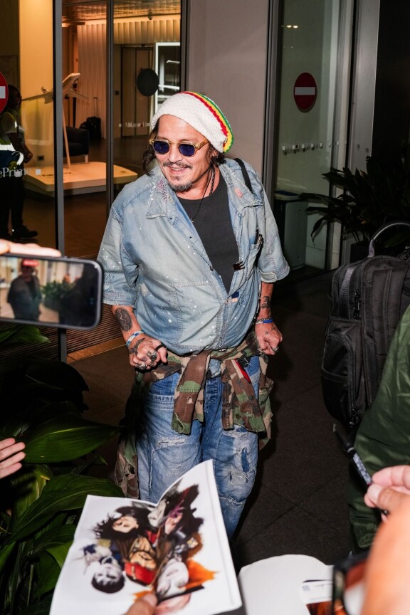 Johnny kuvattuna sunnuntaina (28.10) Milanon lentokentällä.