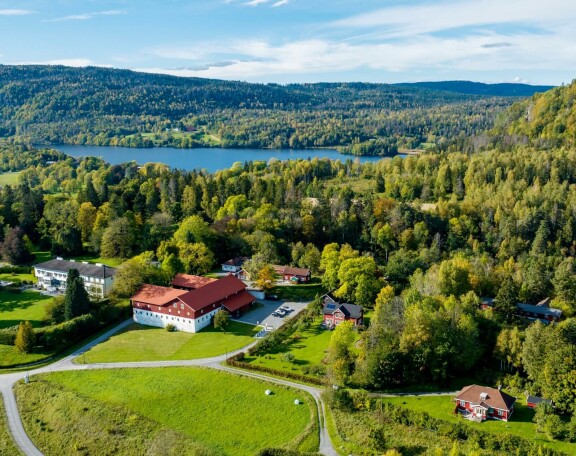 Skaugumin tila Oslon liepeillä. Vasemmalla oleva valkoinen kaksikerroksien rakennus on Haakonin ja Mette-Maritin koti, jonne Mariusilla ei enää törkykäytöksensä vuoksi ole mitään asiaa. Äiti on kohdattava muualla. Mariusilla on edelleen kulku oikeassa alareunassa näkyvään punaiseen puutaloon, jonka hovi on antanut maksutta hänen käyttöönsä.