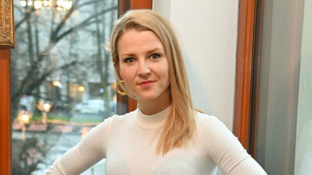 Lemmenloma! Helmi-Leena Nummela ja uusi rakas pusuttelivat lentokoneessa Helmi-Leena Nummela