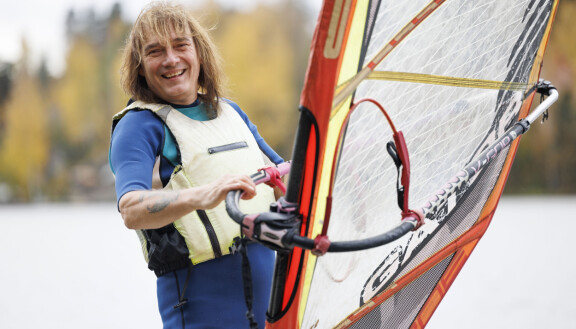 Hauskaa on! Costello painaa Lempäälän Kirkkojärvellä vaikka kyyti on välillä kylmää.