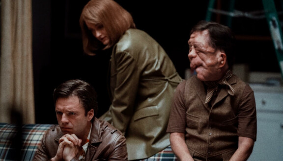 Sebastian Stan, Renate Reinsve ja Adam Pearson elokuvassa A Different Man.