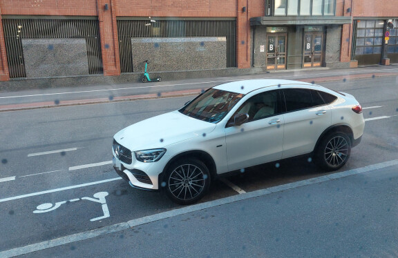 Sabina Särkkä pysäköi valkoisen Mersunsa erikoiselle paikalle Helsingissä. Auto seisoi puoliksi sähköpotkulaudoille tarkoitetulla paikalla.