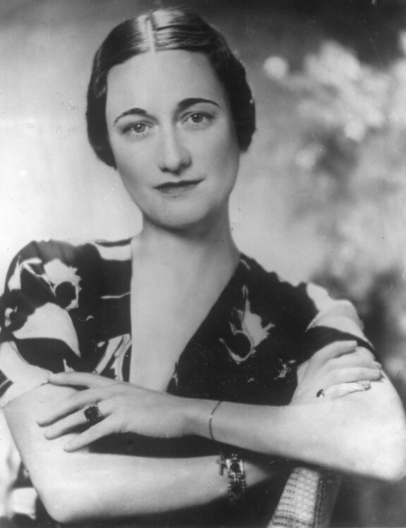 Eronnut kaunotar oli liikaa 1930-luvun Isolle-Britannialle. Wallisin ja Edwardin suhde nähtiin kabineteisa suorana uhkana kansakunnalle. Kuva on skandaalin kiihkeimmästä vaiheesta, noin vuosilta 1935–1936.