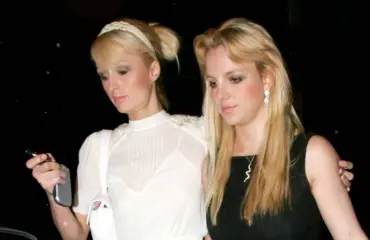 Oho! Paris Hiltonilta kunnianosoitus Britney Spearsille