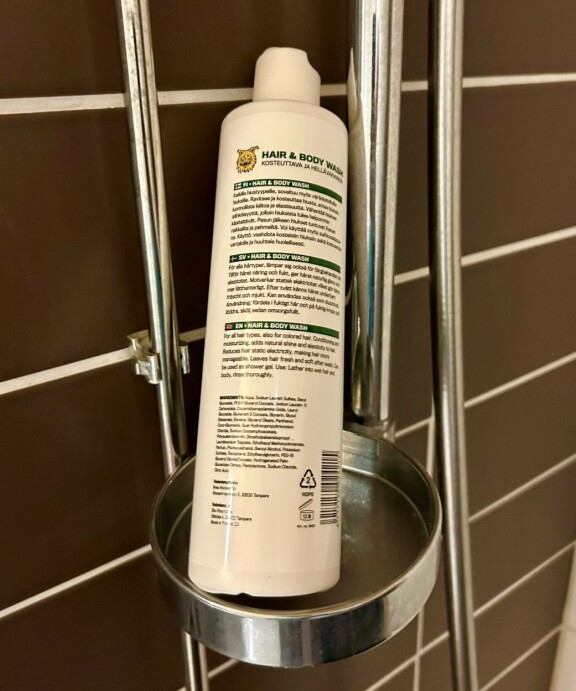 Raipen suihkusta löytyy Ilves-shampoota, kuinkas muuten. Hän antoi luvan kuvan julkaisulle.