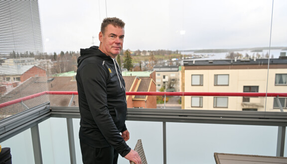 Raipen vuokrakämpän parvekkeelta avautuu maailmanluokan maisemat Saimaalle.