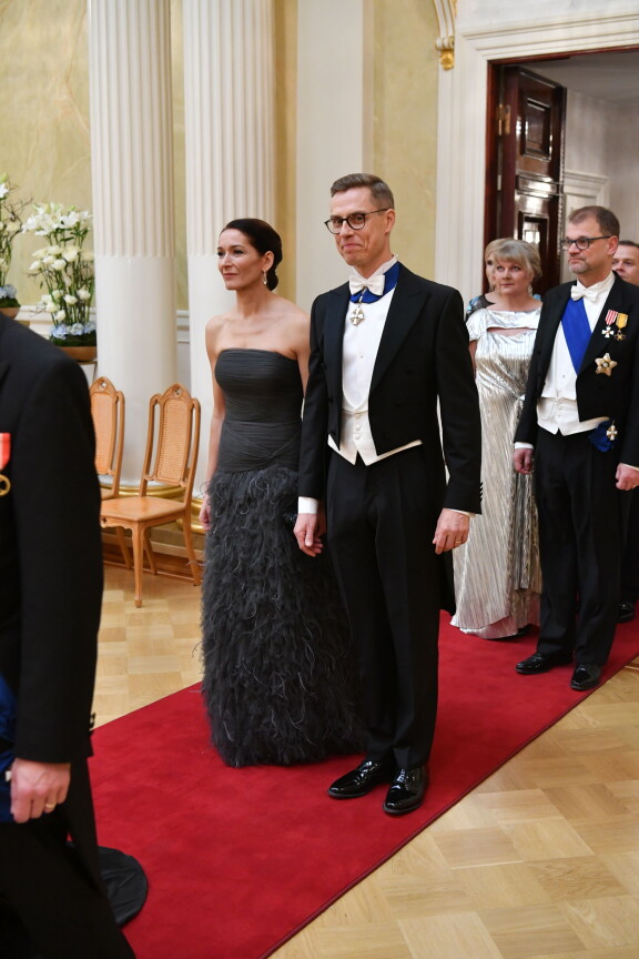 Tasavallan presidentti Alexander Stubb ja puoliso Suzanne Innes-Stubb isännöivät ja emännöivät pian ensimmäisiä Linnan juhliaan. Tässä näyttävä pari Linnan juhlissa vuonna 2018.