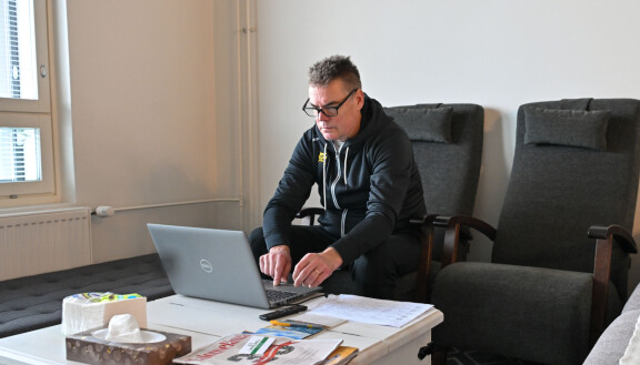 Raimo Helminen kuvattuna vuokrakaksiossaan Lappeenrannan keskustassa.