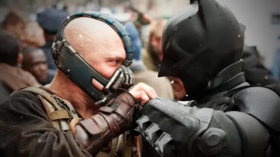 Tom Hardy ja Christian Bale näyttävät samanmittaisilta, mutta tämä on vain elokuvan ja korkopohjallisten synnyttämä harha.