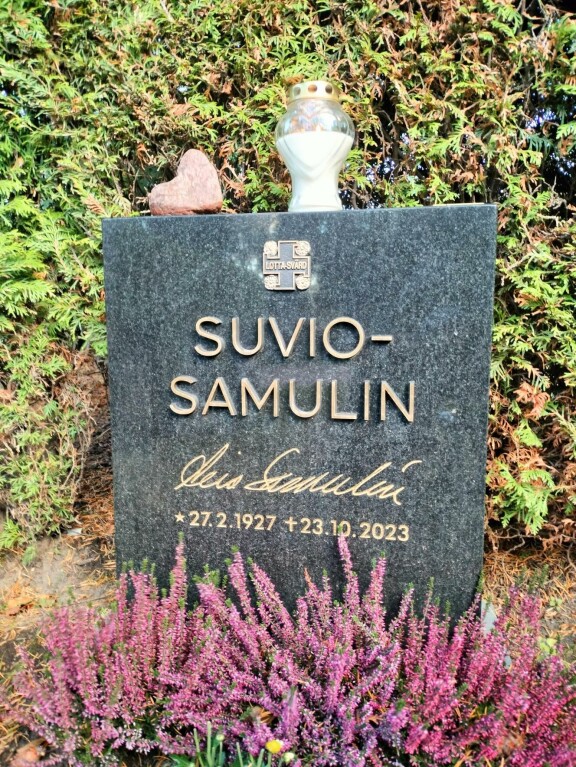 Sydämenmuotoinen kivi sekä kynttilä koristivat Aira Samulinin hautakiveä pyhäinpäivänä.