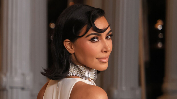 Kim Kardashian kohautti rohkeassa asussa – kaulassa prinsessa Dianan rakas koru