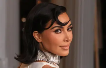 Kim Kardashian kohautti rohkeassa asussa – kaulassa prinsessa Dianan rakas koru