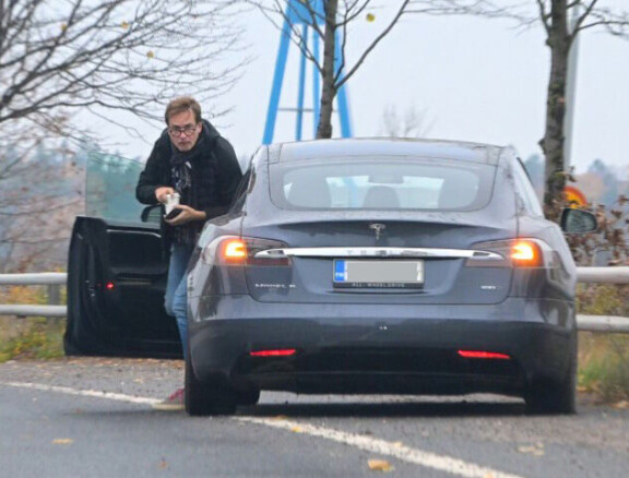 Mika nousi harmistuneena ylös sähköautostaan.