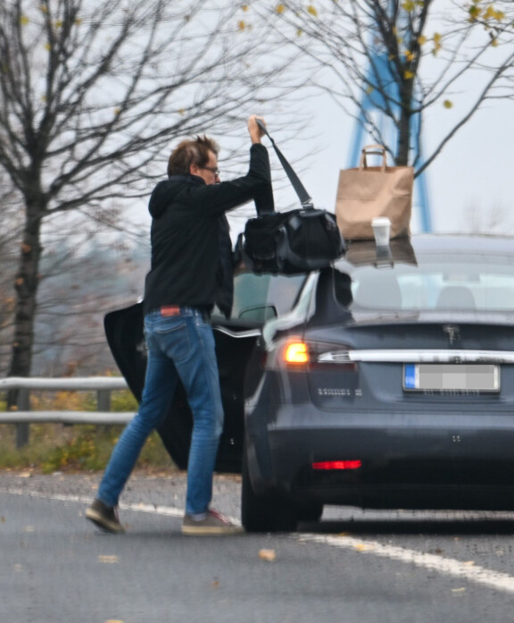 Ihamuotila purki pettyneenä tavarat ulos autosta.