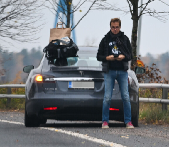 Ihamuotilan Tesla maksaa uutena noin 100 000 euroa.