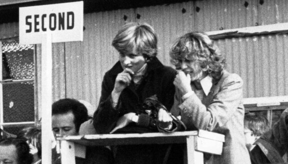 Charlesista kilpailleet Diana, 19, ja Camilla, 33, liikkuivat yhdessä silloin tällöin. Tässä kuvassa parivaljakko pistäytyi laukkakilpailuissa vuonna 1980.
