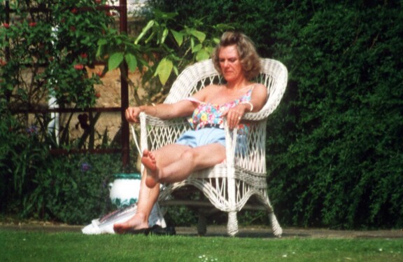 Kesällä 1993 Camilla kuvattiin tutkimassa, onko sääri jo saanut rusketusta tarpeeksi.