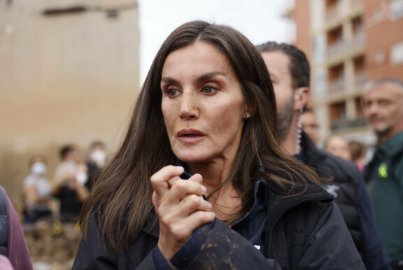 Kuningatar Letizia otti osuman mudasta kasvoihinsa.