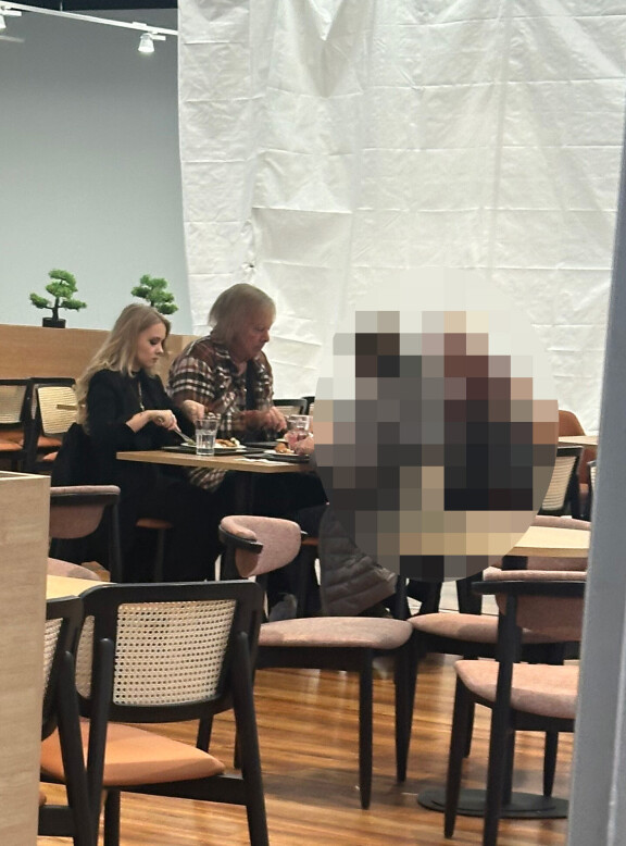 Viime torstaina Danny ja Helmi valikoivat lounaspaikaksi kauppakeskuksessa sijaitsevan aasialaisen ravintolan.