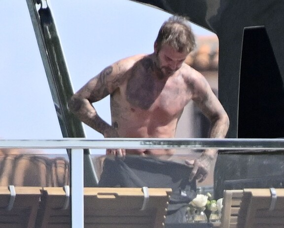 David Beckham vietti laatuaikaa jahdilla Miamin edustalla. Auringonpaiste ja otollinen asento toivat myös esiin päälaen, jossa on joskus ollut enemmänkin hiuksia.