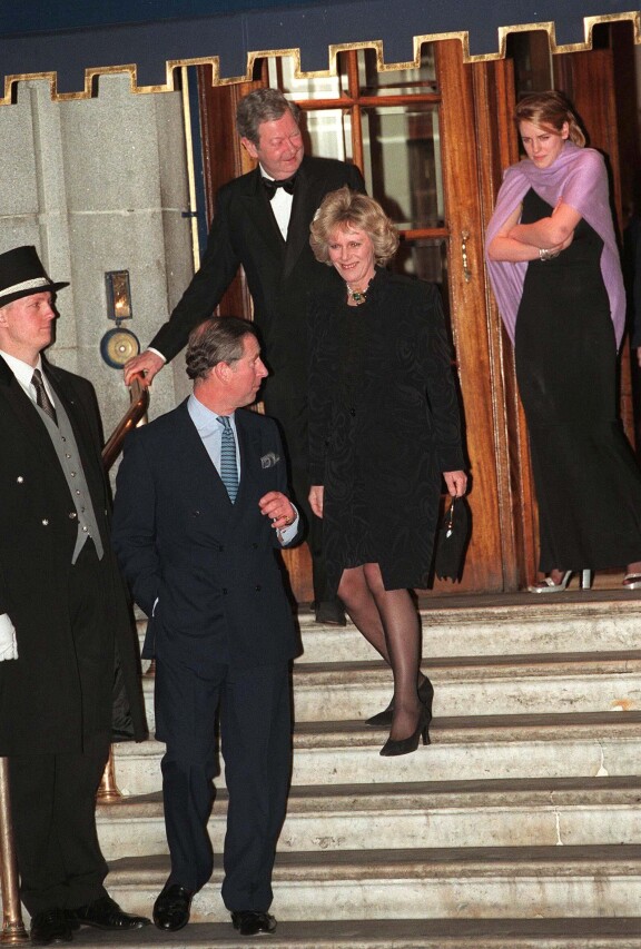 Charles osallistui Camillan siskon 50-vuotisjuhliin kesällä 1999 Lontoon Ritz-hotellissa. Tämän jälkeen Charlesin ja Camillan suhde oli virallinen.