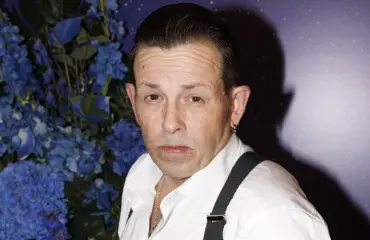 Timo Lavikainen mongertaa videolla – seksologivaimolta muistutus rakkauselämään