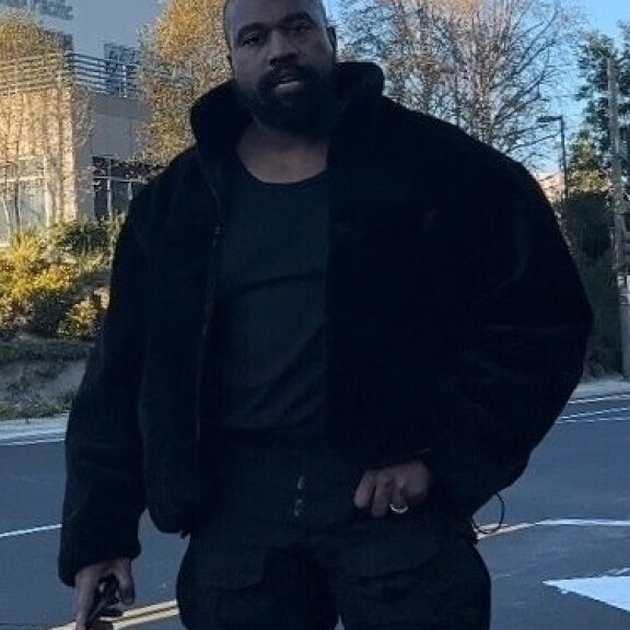 Jatkuvaan kuvaamiseen kyllästynyt Kanye asteli ulos autosta puhuttelemaan häntä videoinutta naista. Kanye