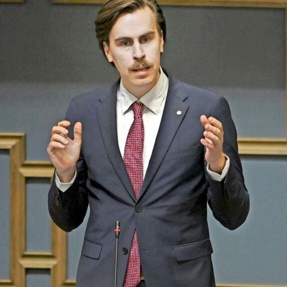 SDP:n varapuheenjohtaja Matias Mäkynen on profiloitunut perhearvoja vaalivaksi mieheksi, joka esittelee lapsiarkeaan ja vaimoaan myös sosiaalisessa mediassa. SDP:n varapuheenjohtaja Matias Mäkynen on profiloitunut perhearvoja vaalivaksi mieheksi, joka esittelee lapsiarkeaan ja vaimoaan myös sosiaalisessa mediassa.
