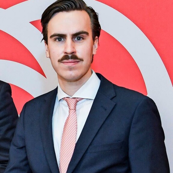 Kansanedustaja vei vieraan naisen kotiinsa, kun vaimo oli muualla. Aamuyöllä Matias vielä kömpi opiskelijatytön luokse nukkumaan. Kansanedustaja vei vieraan naisen kotiinsa, kun vaimo oli muualla. Aamuyöllä Matias vielä kömpi opiskelijatytön luokse nukkumaan.