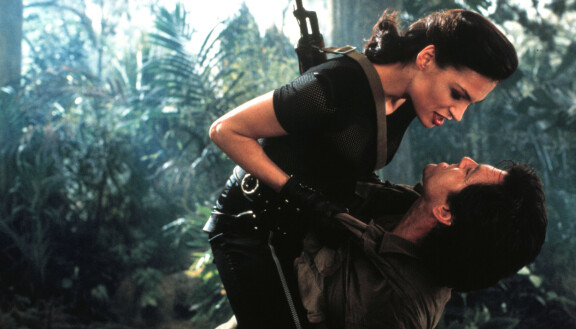 Famke Janssen ja Pierce Brosnan elokuvassa 007 ja kultainen silmä.