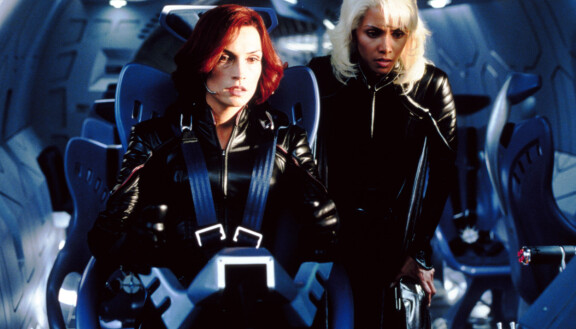 Famke Janssen ja Halle Berry elokuvassa X-Men 2.